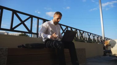 Kendine güvenen girişimci şehirde bankta oturan dizüstü bilgisayarla çalışır. Genç işadamı defterden harika haberler okuyor ve dışarıda büyük bir başarı elde ediyor. Mutlu menajer başarıyı kutluyor. Dolly vurdu..