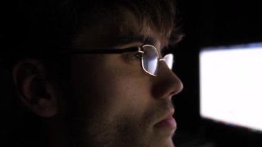 Geceleri bilgisayar üzerinde çalışan finansal analistlerin profili. Erkek tüccar gerçek zamanlı hisse senetleri ve döviz çizelgelerini inceliyor. Akşamları genç analitik ticaret çevrimiçi oluyor. Serbest meslek kavramı.