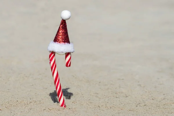 Świąteczne Cukierki Zapomniane Piasku Plaży Obchodach Wakacji Koncepcja Zakończenia Świąt — Zdjęcie stockowe