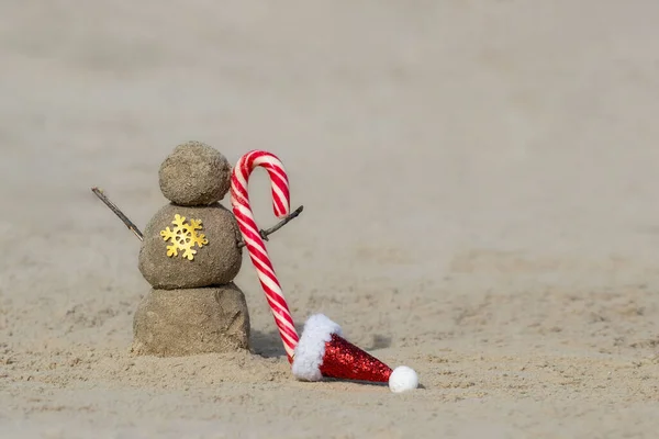 Піщаний Сніговик Пляжі Концепцію Свята Можна Використовувати Новорічних Різдвяних Листівок — стокове фото