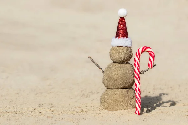 Weihnachten Sandiger Schneemann Mit Roter Nikolausmütze Strand Rabatte Für Silvesterurlaub — Stockfoto