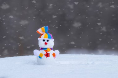 Mutlu Noeller ve fotokopi alanlı mutlu yeni yıl tebrik kartları. Noel manzarasında duran mutlu kardan adam..