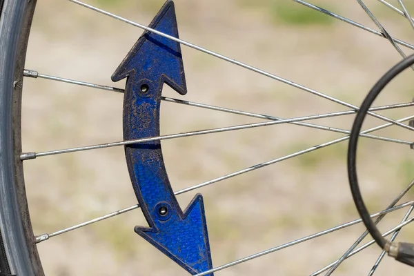 Smutsig Reflektor Ett Cykelhjul Fragment Cykelhjul Med Plastreflektor Blå Färg — Stockfoto