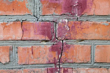 Büyük çatlaklı tuğla bir duvar. Teknoloji ihlallerinin ev inşaatındaki sonuçları..