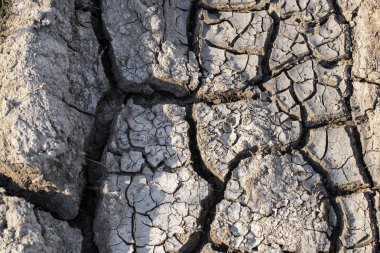 Toprak çatlamış. Küresel ısınmanın etkisi. Ekoloji, sıcaklık. Küresel su kıtlığı. Sıcak iklim ve kuraklık, yakın çekim..