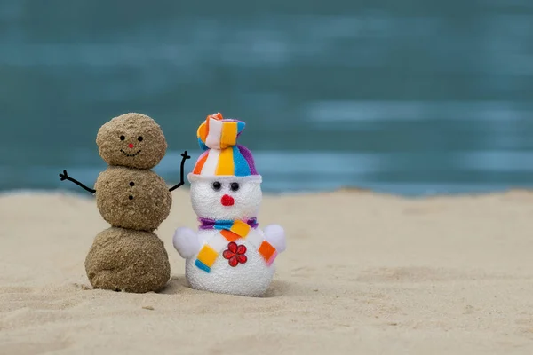 Игрушечный Снеговик Песчаным Снеговиком Пляже Новый Год Рождественский Праздник Жарких — стоковое фото
