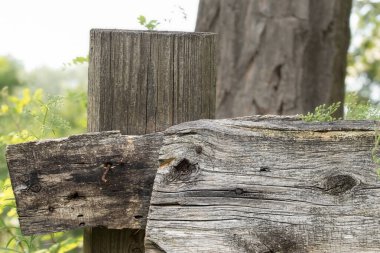 Kırsaldaki eski ahşap çitler. Paslı çivili ahşap çit..