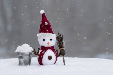 Karlı arka planda Noel Kardan Adam. Mutlu Noeller ve yeni yıl tatili için tebrik kartı..