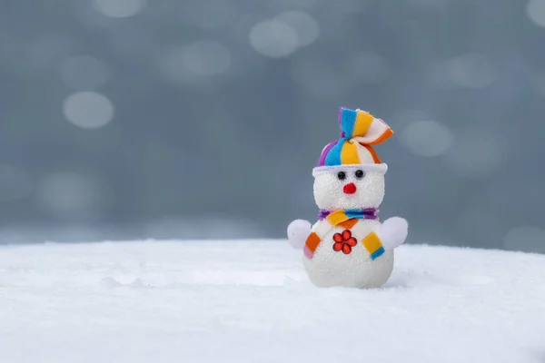 Świąteczny Bałwan Śnieżnym Tle Kartka Okolicznościowa Wesołych Świąt Nowy Rok — Zdjęcie stockowe