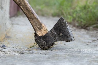 Eski paslı balta. Ahşap saplı paslı balta. Evim, yenileme işleri..