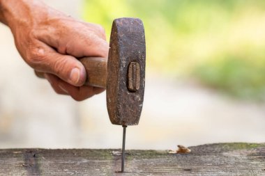 Eski paslı çekiç. Atölyede küçük marangozluk işi. Ev yenilenmesi.