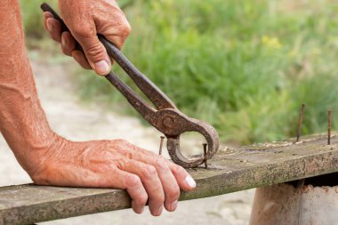 Paslı çivi sökücü. Atölyede küçük marangozluk işi. Ev yenilenmesi.