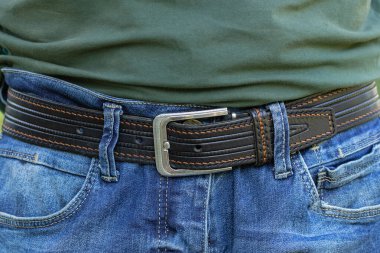 Erkek siyah deri kemeri. Sıradan tarz. Erkek beline yakın çekim..