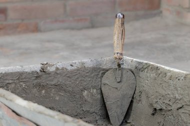 Alçılamak için el metali spatulası. İnşaat aletleri..