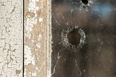 Pencere camlarında taş deliği. Soyut çatlak dokusu..