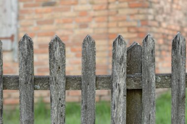 Eski ahşap çitler. Köyde yaşam tarzı..