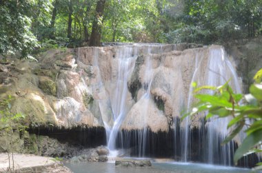 Güzel manzara. Saraburi 'deki Wat Tam Pra Bodhisattva' daki küçük şelale manzarası. Tayland