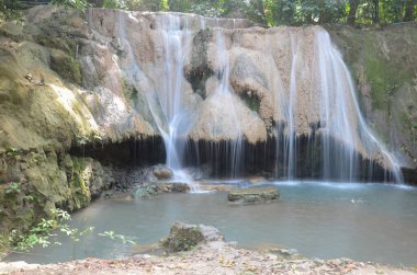 Güzel manzara. Saraburi 'deki Wat Tam Pra Bodhisattva' daki küçük şelale manzarası. Tayland