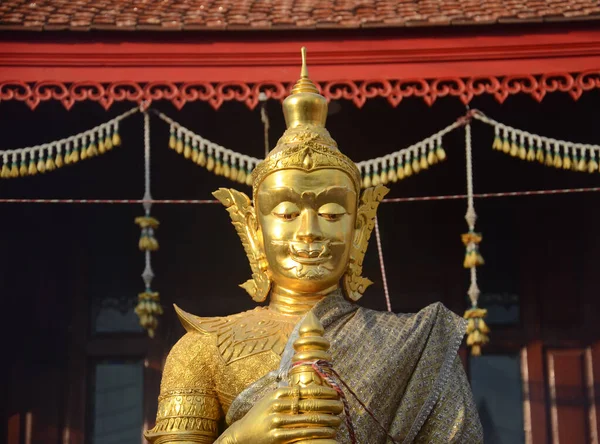 萨穆特松哈姆省朱拉马尼寺的Thao Werasuwan金黄色 — 图库照片