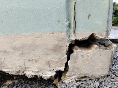 Kapalı beton bina ya da sütun beton duvar depremle birlikte dış efekt olarak kırılmış.