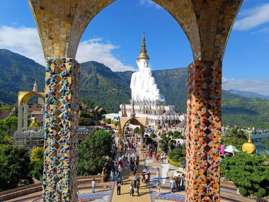 Phetchabun, Tayland - 26 Ekim 2022: Manzara Mavi gökyüzüne karşı güzel büyük Buda heykeli ve Tayland tapınağında bulutlar, Wat Phra That Phasornkaew Kho Bölgesi, Phetchabun Bölgesi