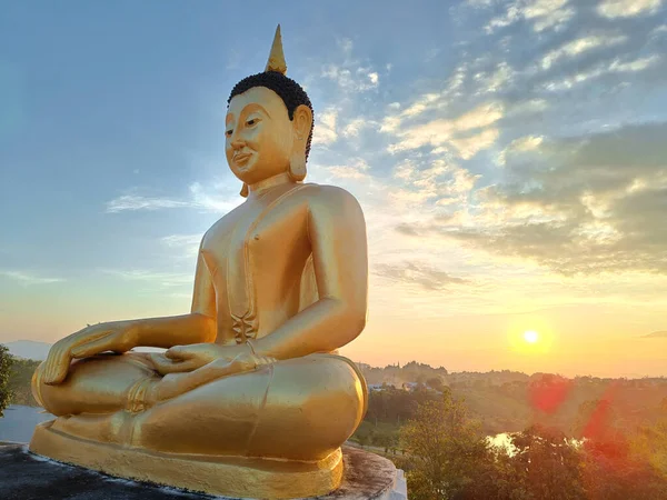 Seitenansicht Goldene Buddha Statue Gegen Den Sonnenuntergang Thailändischen Tempel — Stockfoto