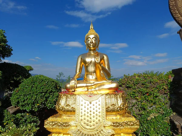 Hermosa Estatua Buda Dorado Contra Cielo Azul Las Nubes Templo — Foto de Stock
