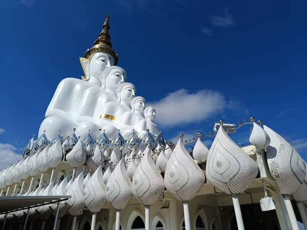 Schöne Große Weiße Buddha Statue Vor Blauem Himmel Und Wolken — Stockfoto