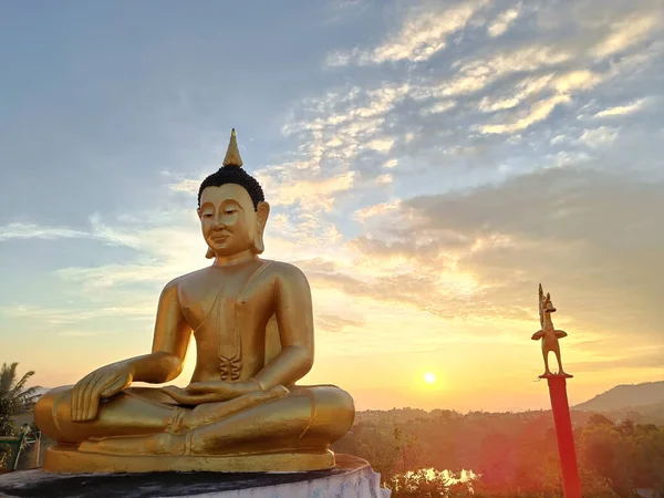 Hermosa Estatua Buda Oro Contra Cielo Del Atardecer Tailandia Templo — Foto de Stock