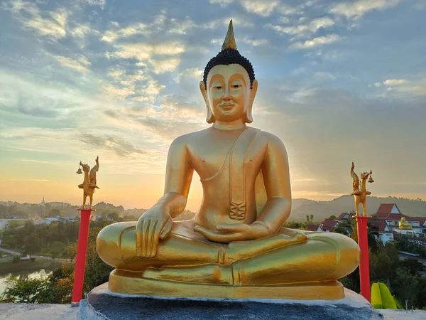 Goldene Buddha Statue Vor Sonnenuntergang Thailändischen Tempel — Stockfoto