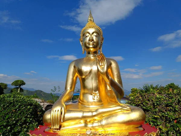 Estatua Buda Oro Contra Cielo Azul Las Nubes Templo Tailandia — Foto de Stock