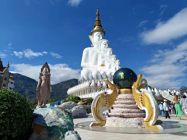2022年10月26日 泰国丰察邦 美丽的大白佛像 映衬着泰国丰察邦华府的蓝天和蓝云 — 图库照片