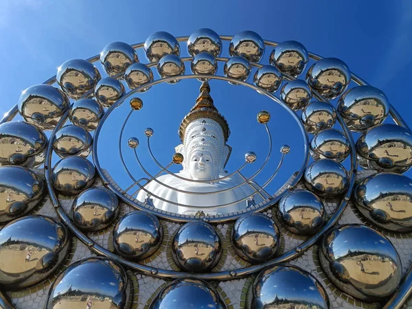 2022年10月26日 Phetchabun 在Phetchabun省 Wat Phra Phasornkaew Khao Kho地区 在泰国寺庙的蓝天和蓝云的映衬下 俯瞰美丽的佛像 — 图库照片