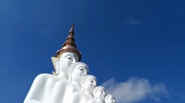 Güzel büyük beyaz Buda heykeli mavi gökyüzüne ve Tayland tapınağında bulutlara karşı, Phasornkaew Khao Kho Bölgesi, Phetchabun Bölgesi, Wat Phra