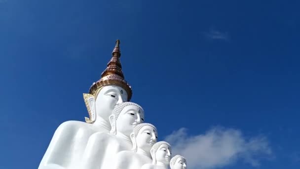 Güzel Büyük Beyaz Buda Heykeli Mavi Gökyüzüne Tayland Tapınağında Bulutlara — Stok video