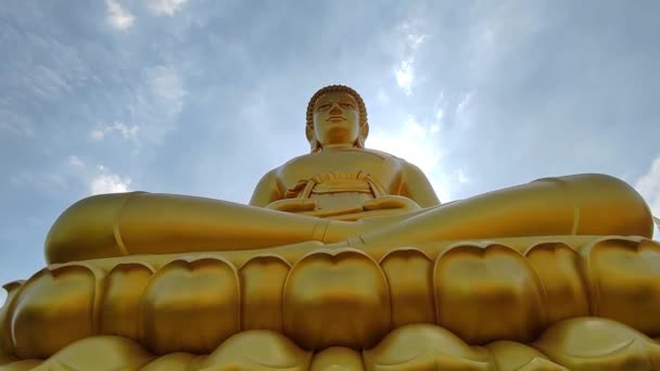 Vooraanzicht Gouden Grote Boeddhabeeld Phra Buddha Dhammakaya Thep Mongkol Wat — Stockvideo