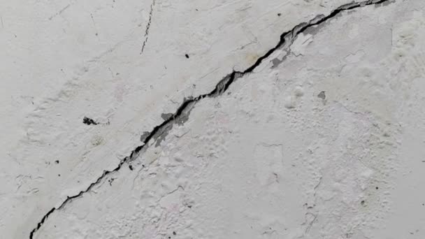 悪い建設や地震から古い壁で壊れたコンクリートの地面を砕いた — ストック動画