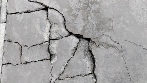 悪い建設や地震から床や道路で壊れてコンクリートの地面をクラック — ストック動画