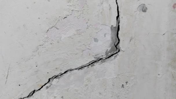 Riss Betonboden Alter Mauer Durch Schlechte Bauweise Oder Erdbeben — Stockvideo