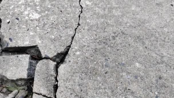 Gebroken Betonnen Grond Bij Oude Muur Door Slechte Bouw Aardbeving — Stockvideo