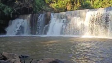 Sri Dit Şelalesi, Tayland 'ın Phetchabun Eyaleti' nde Khao Kho 'da güneş ışığı alan küçük ve ormanlık bir şelaledir..