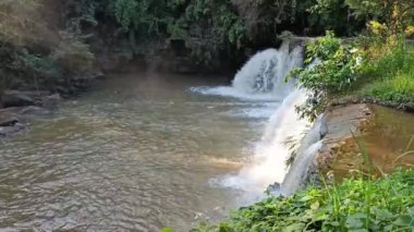 Manzara Sri Dit Şelalesi, Tayland 'ın Phetchabun Eyaleti' nde Khao Kho 'da güneş ışığı alan küçük ve ormanlık bir şelaledir..