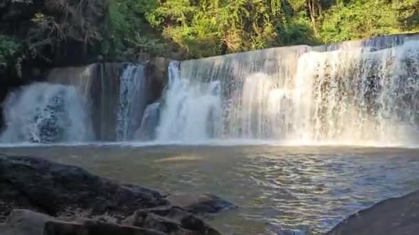 Wodospad Sri Dit Mały Zalesiony Jednopoziomowy Wodospad Światłem Słonecznym Khao — Wideo stockowe