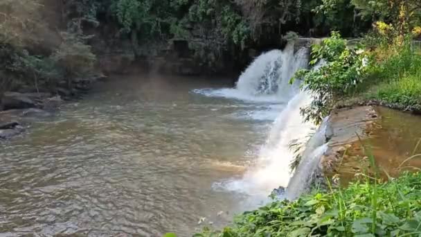 Krajobraz Wodospad Sri Dit Mały Zalesiony Jednopoziomowy Wodospad Światłem Słonecznym — Wideo stockowe