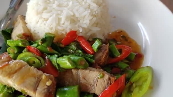 Kızarmış Domuz Eti Pirinçli Fesleğen Popüler Tayland Sokak Yemekleri — Stok video