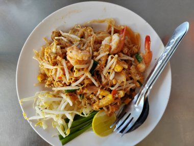 Masada taze karidesli Pad Thai. Yatay görünümün üstü