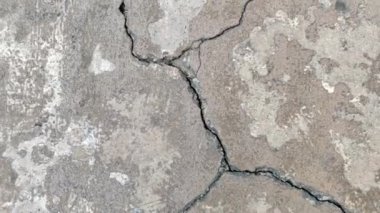 Çatlamış beton zemin beton duvar, depremle birlikte dış efekt olarak kırılmış.