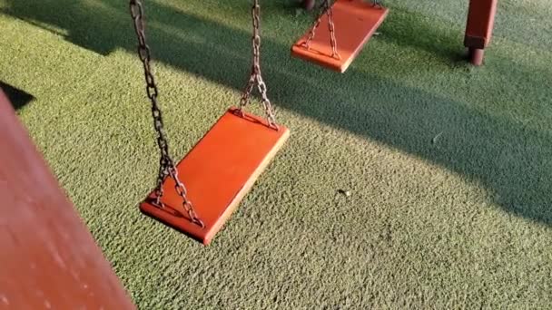 Swing Parque Infantil Luz Del Sol Mañana Primavera — Vídeos de Stock