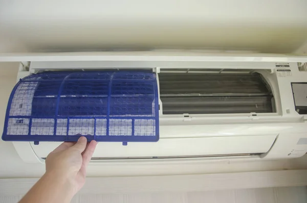 Limpiar Filtro Aire Acondicionado Del Polvo Dormitorio Prevenir Enfermedades Respiratorias — Foto de Stock
