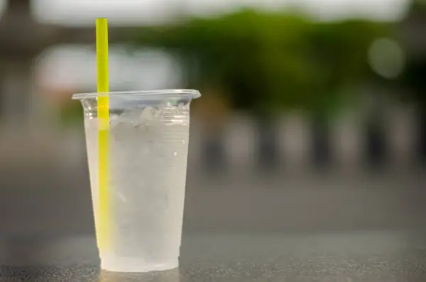 Eiskaltes Trinkwasser Glas Ist Erfrischend Mit Kopierraum — Stockfoto